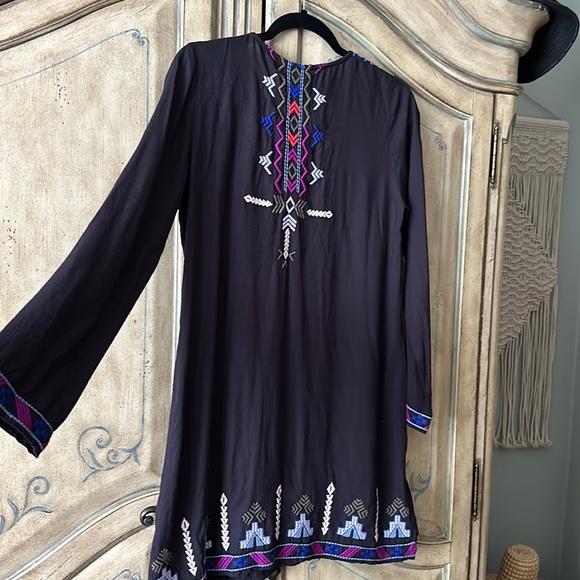 Tigerlily Amalia Embroidered tunic v-neck dress beach cover up - Picture 3 of 5